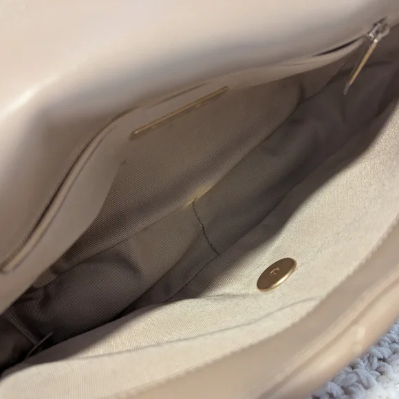 Chanel 19 Light Beige Quilted Shoulder Bag - Picture 4 of 12